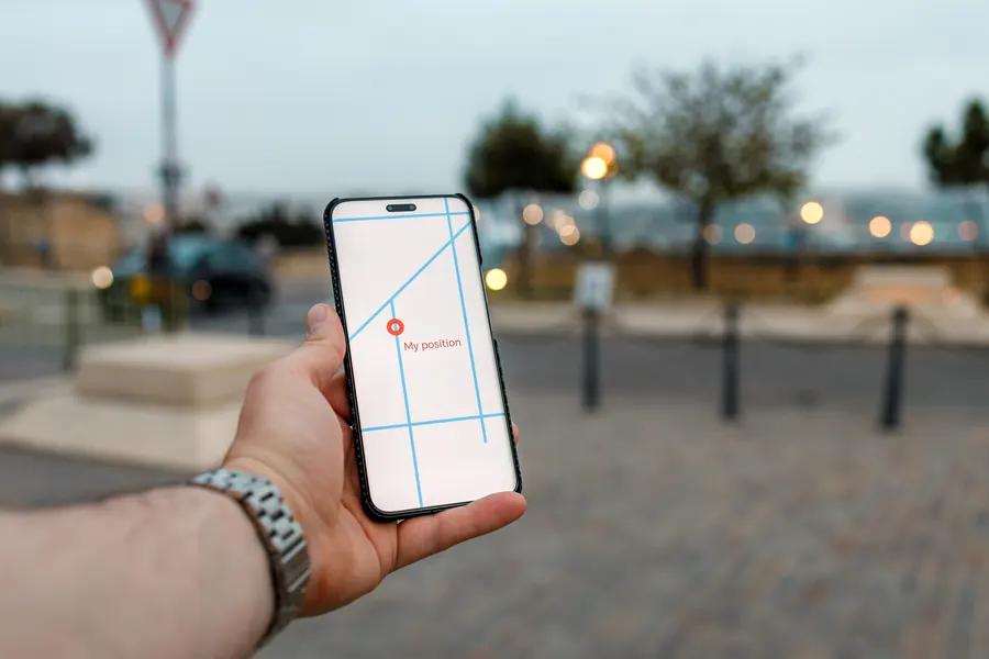 Pour une recherche « métier + ville », la carte reste en haut de l’écran. C’est sur les questions générales que Google répond désormais lui-même.