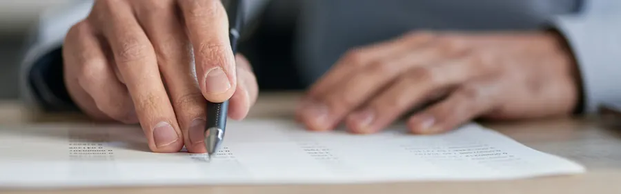 Avant de signer un contrat proposé par un démarcheur, prenez le temps de le relire au calme, et gardez-en une copie.