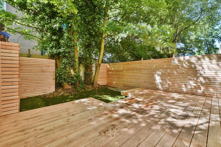 Une terrasse en bois tout juste posée : photographiée, située et racontée, une réalisation convainc mieux qu’une galerie sans légende.