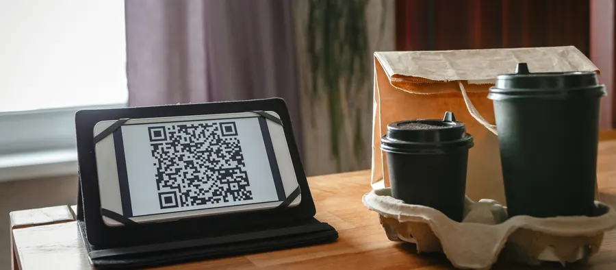 Un QR code discret n’est pas interdit. Ce qui alerte Google, c’est une série d’avis déposés depuis le magasin, en peu de temps.