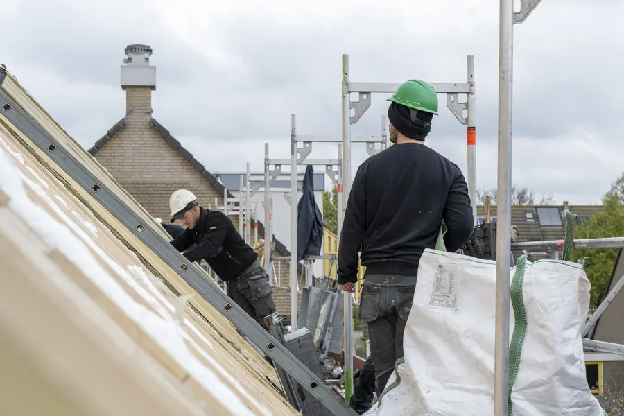 Des couvreurs refont une toiture par temps gris : un avis qui décrit un tel chantier en apprend plus au lecteur qu’une note seule.