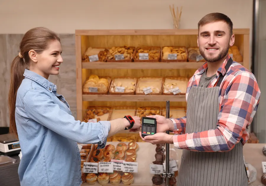 Une cliente règle ses achats à la boulangerie : c’est au moment où l’on repart satisfait que la demande d’avis passe le plus naturellement.