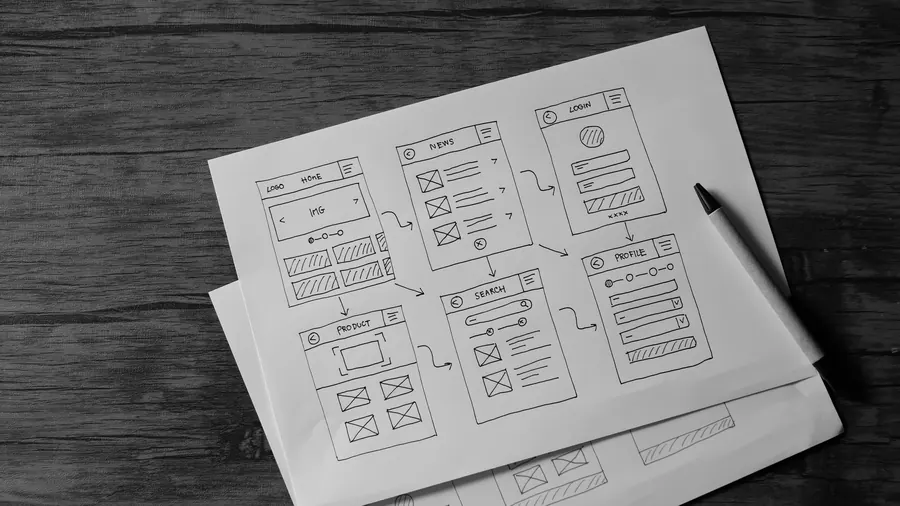 Des croquis de pages posés sur la table : l’inventaire des contenus devient peu à peu le plan du futur site.