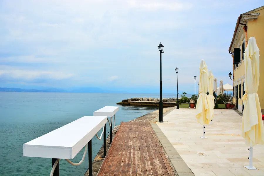 Parasols repliés sur un front de mer hors saison : pour un commerce saisonnier, c’est le moment de préparer un nouveau site.