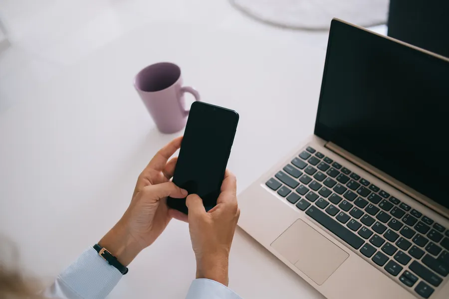 La double authentification protège l’accès, à condition de prévoir une solution de secours si le téléphone est perdu.