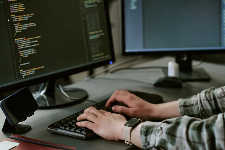 Des mains sur un clavier devant du code : chaque réglage s’active, puis se teste page par page.