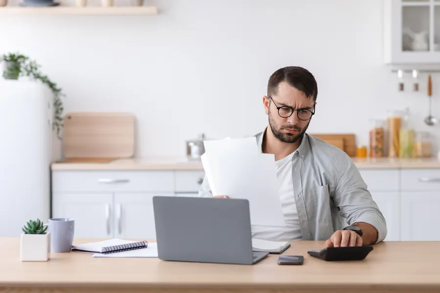 Pour un auto-entrepreneur, trois gestes suffisent pour commencer : choisir une plateforme, vérifier son logiciel, compléter son fichier clients.