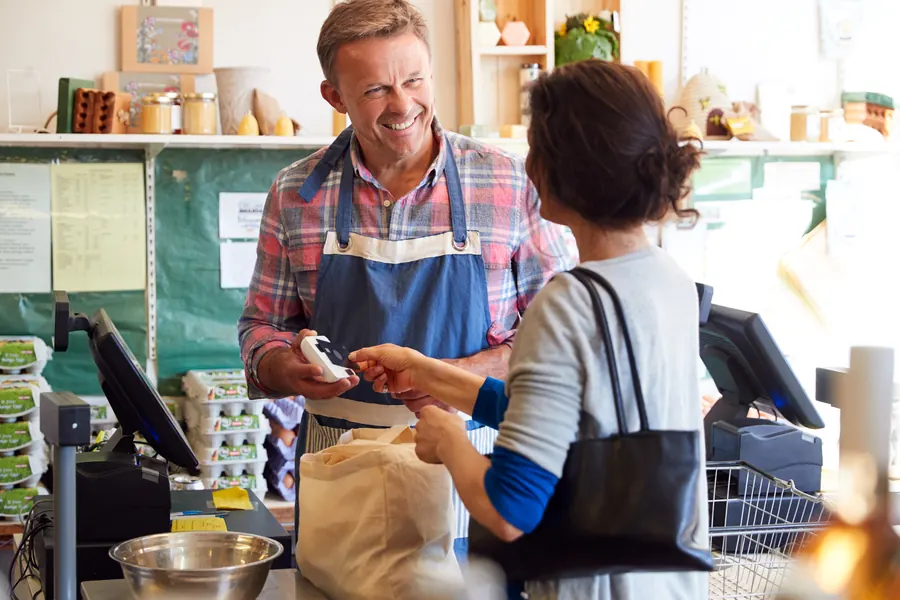 Dans un commerce de proximité, la fidélité se joue d’abord au comptoir : l’accueil, le prénom retenu, le conseil qui a servi.