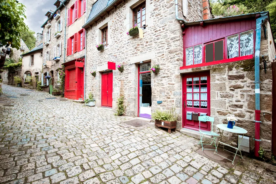 Rue commerçante pavée de Dinan aux devantures colorées