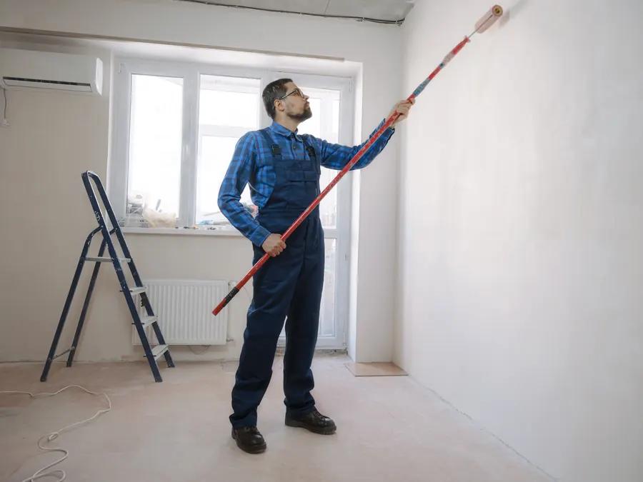 Un peintre refait une pièce vide au rouleau : le temps d’une intervention courte, le mode maintenance affiche une page d’attente aux visiteurs.