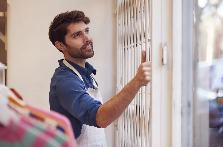 Un commerçant en tablier tire la grille de sa boutique : fermer quelques heures ne fait aucun tort, une vitrine close pendant des semaines finit par se faire oublier, de Google aussi.