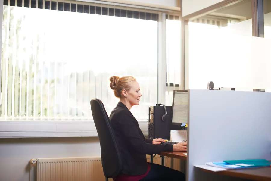 Une secrétaire à son poste de travail : c’est elle qui publiera comptes rendus et alertes, l’outil doit donc être à sa mesure.