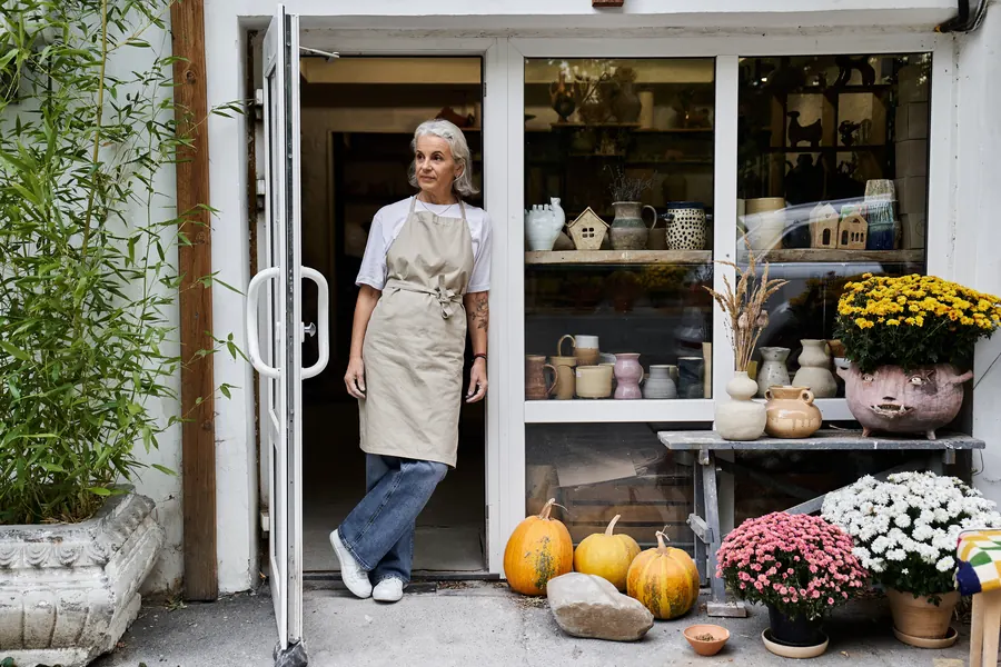 Sur le pas de sa boutique de céramique : pour une recherche locale, la fiche Google est souvent le premier contact d’un client avec l’entreprise, avant même son site.