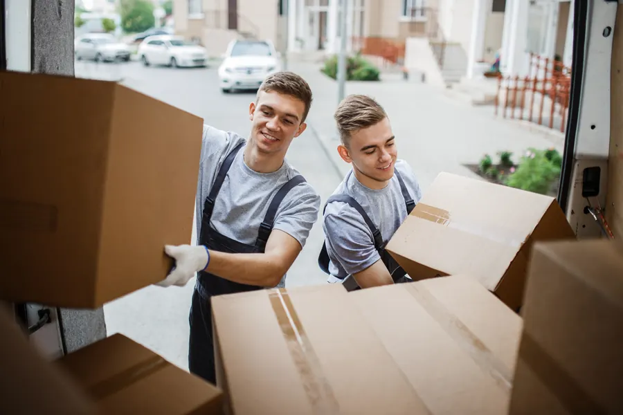 Deux déménageurs déchargent les cartons de leur camion : une fois tout arrivé, on vérifie encore quelques jours avant de résilier l’ancien hébergement.