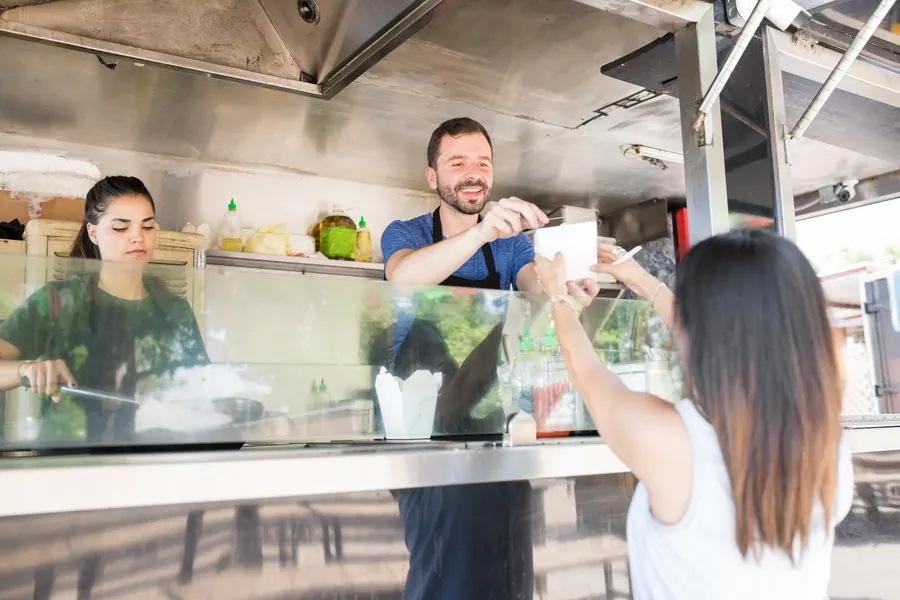 Un food truck sert ses clients au comptoir : une offre, des emplacements, des horaires, et une seule page suffit à tout dire.