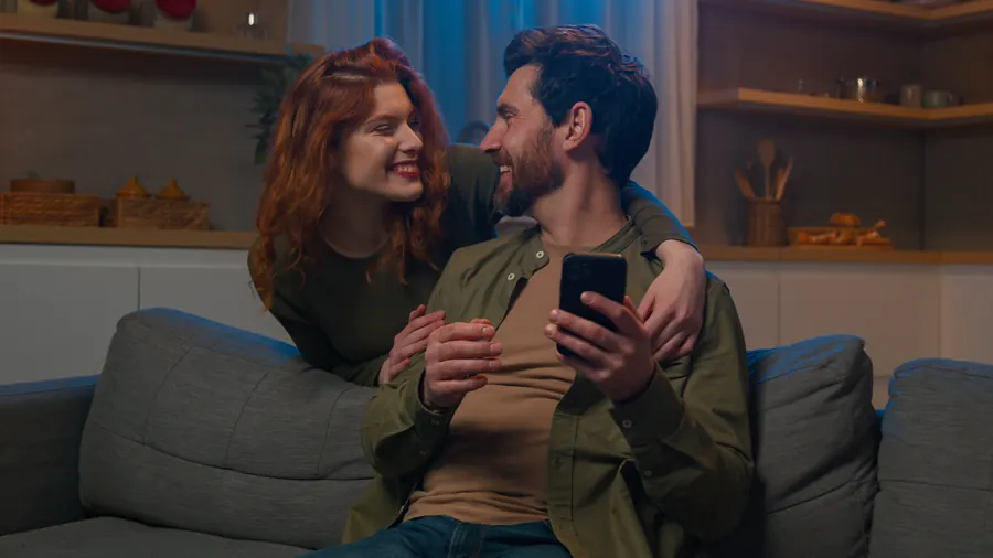 Le soir, sur le canapé, un couple compare des artisans sur son téléphone : c’est souvent sur le site que se décide le premier appel.