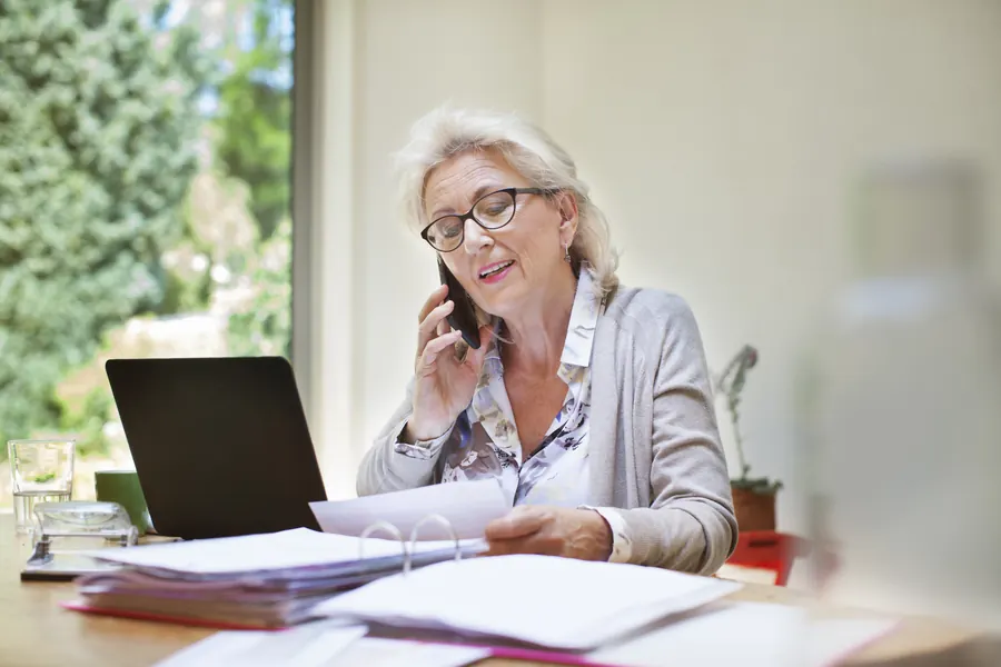 Une gérante appelle son hébergeur, dossiers ouverts sur le bureau : si le contrat est à son nom, l’accès lui est rendu sur justificatif.