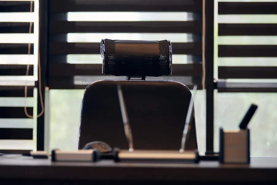 Fauteuil de bureau vide devant des stores