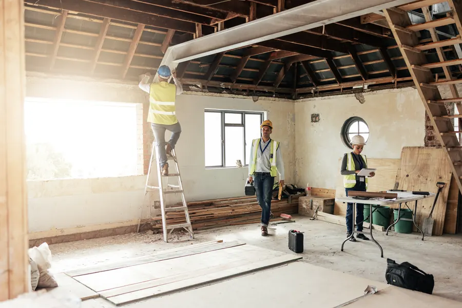 Une maison mise à nu pendant sa rénovation : quand les reprises s’additionnent, reconstruire finit par coûter moins cher que rafistoler.