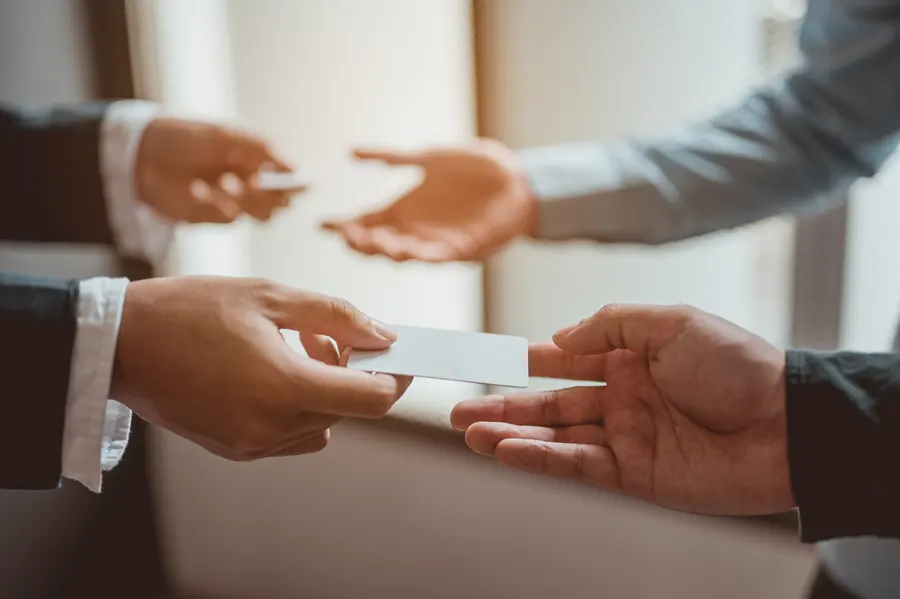 Petit-déjeuner, déjeuner ou soirée : la plupart des réseaux reposent sur des rencontres régulières, et les cartes de visite y circulent toujours.