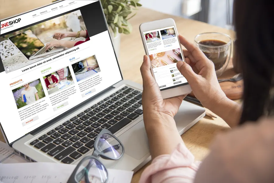Après une mise à jour, on parcourt le site comme un client : accueil, formulaire et pages les plus visitées, sur ordinateur puis sur téléphone.