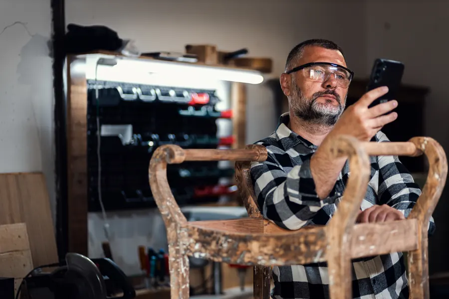 Un artisan photographie la chaise qu’il vient de terminer : vos propres photos, prises à la lumière du jour, disent plus de votre travail que des images de banque.