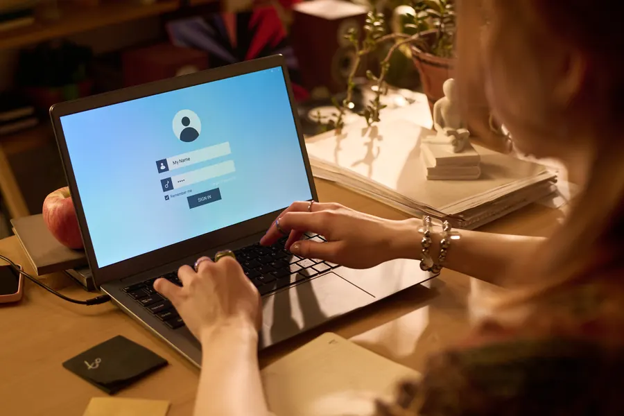 Une gérante se connecte à son site : un mot de passe unique et la double authentification ferment la porte la plus souvent forcée.
