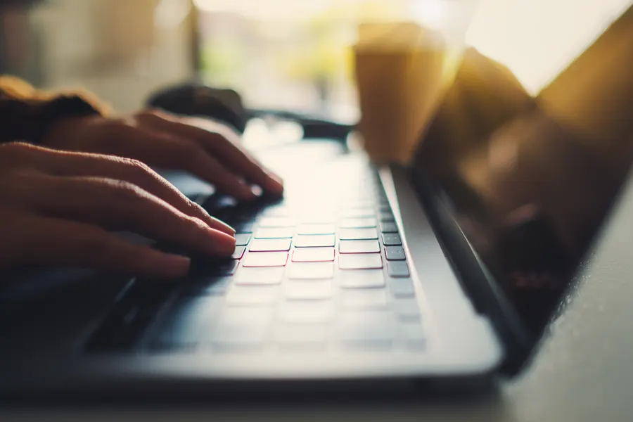 L’identifiant et le mot de passe demandés sont ceux de la boîte mail d’expédition, pas ceux de votre compte chez l’hébergeur.