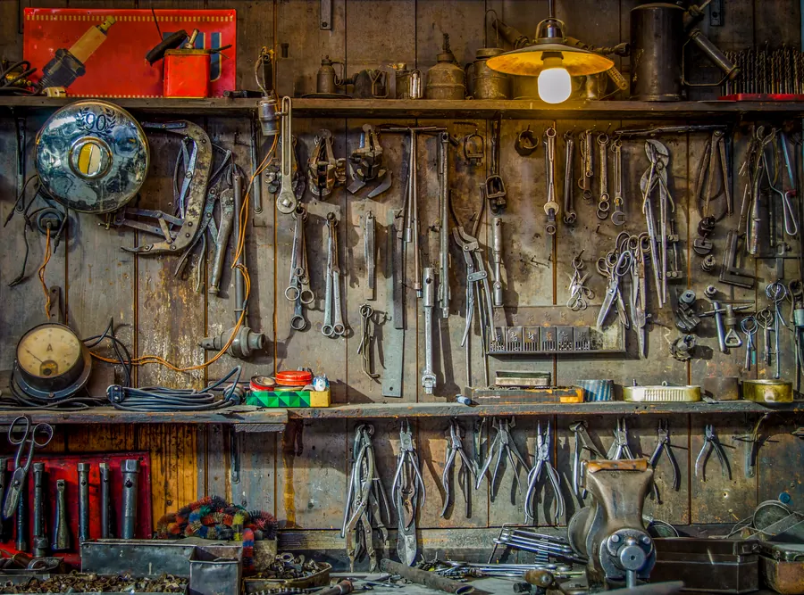 Un mur couvert d’outils dont la plupart ne servent jamais : c’est ce qu’un thème à tout faire charge sur chaque page.
