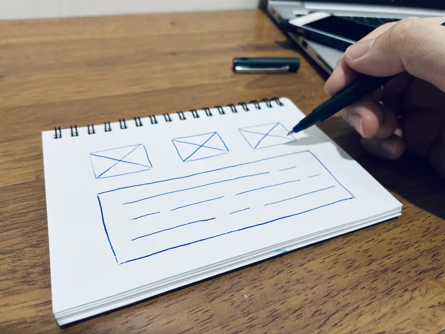 Esquisse d’une mise en page de site web au stylo sur un carnet