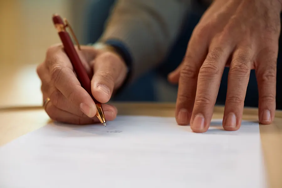Le contrat signé au lancement du site dit à qui appartient la création : c’est le premier document à relire avant de changer de prestataire.