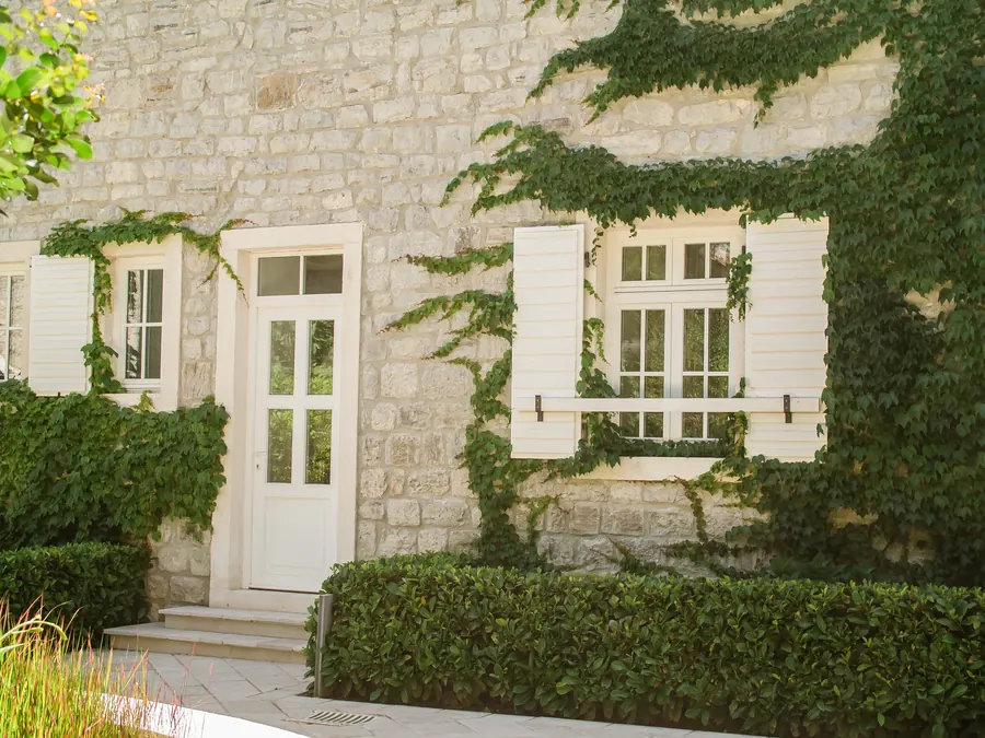 Maison de ville en pierre et enduit, jardinet devant
