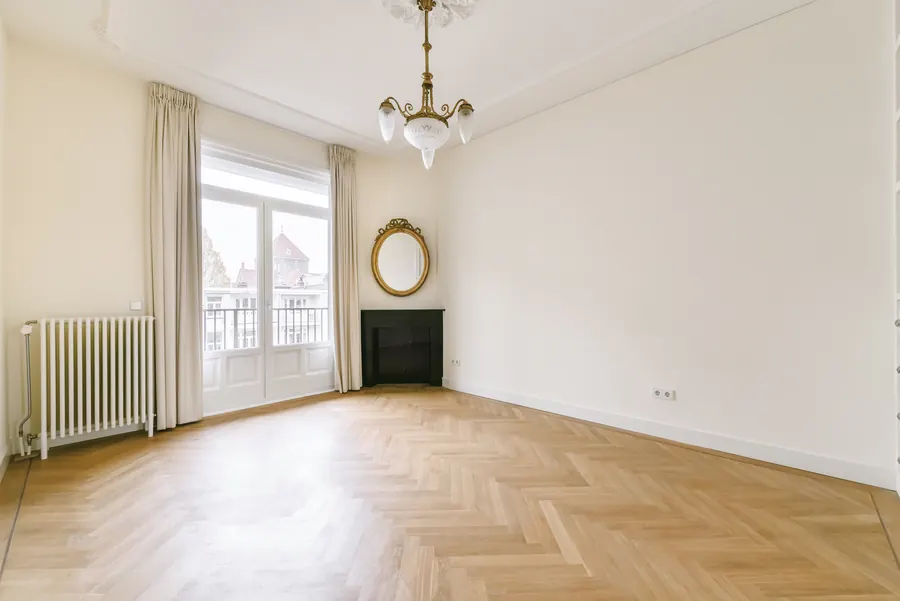 Séjour de T2 lumineux, parquet, fenêtre haute