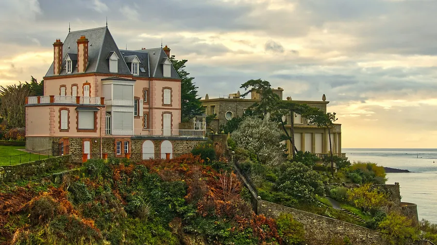 Villa balnéaire du début du XXe siècle, bow-window et jardin
