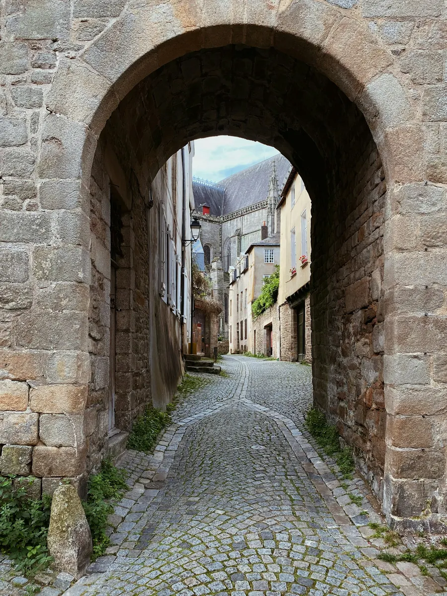 Ruelle pavée de la cité de Guérande, façades de pierre