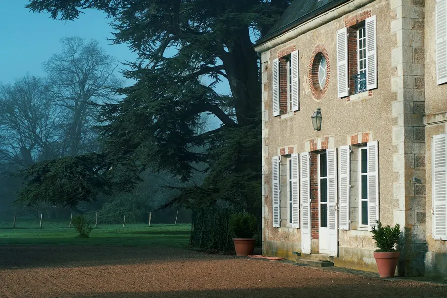 Manoir en pierre, toit à la Mansart, parc arboré
