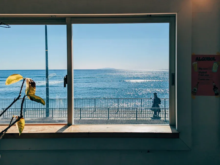 Studio clair, fenêtre sur la plage et la digue