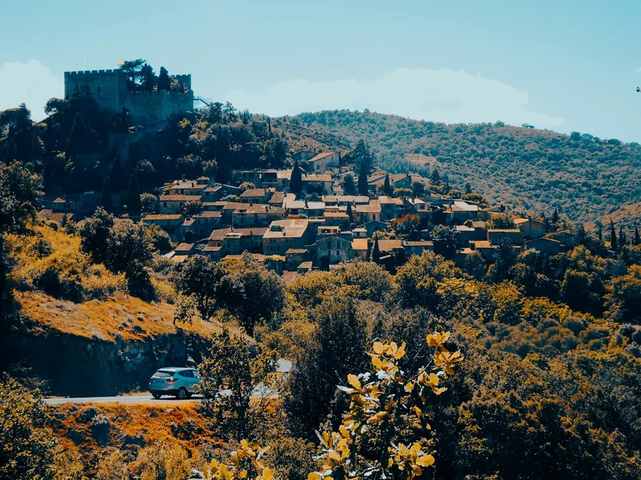 Village perché sur une colline en automne, vu de loin, sans personnage