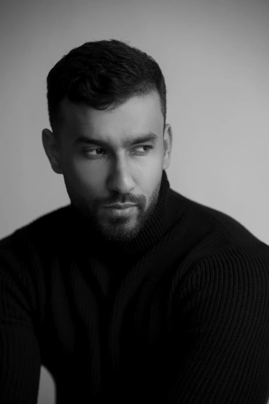 Portrait de mannequin homme en studio, lumière naturelle, noir et blanc
