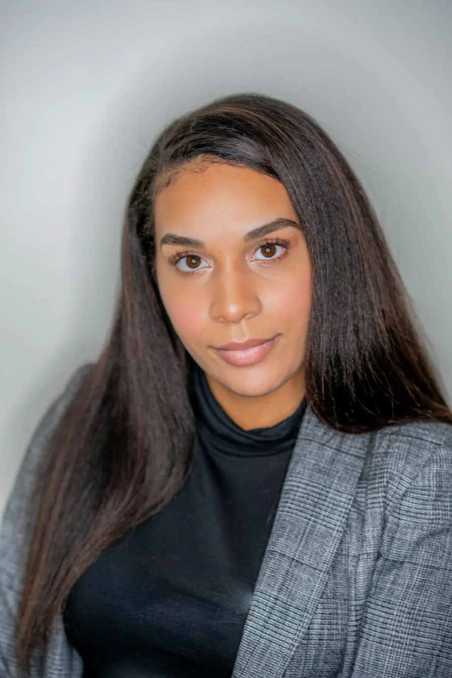 Portrait serré d'une jeune femme aux cheveux châtains, sans maquillage