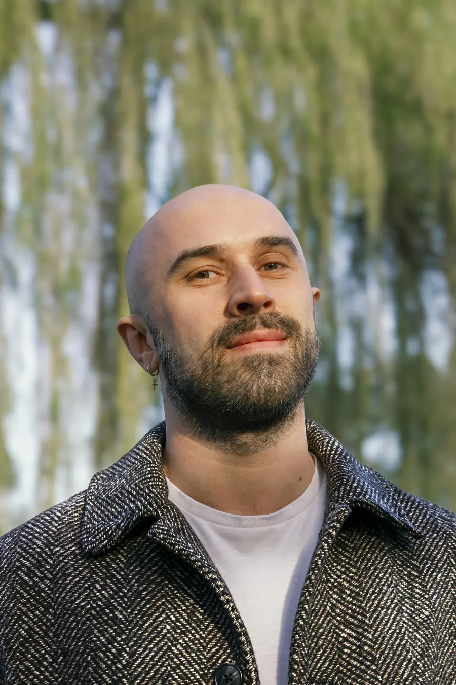 Portrait serré d'un homme barbu, lumière douce