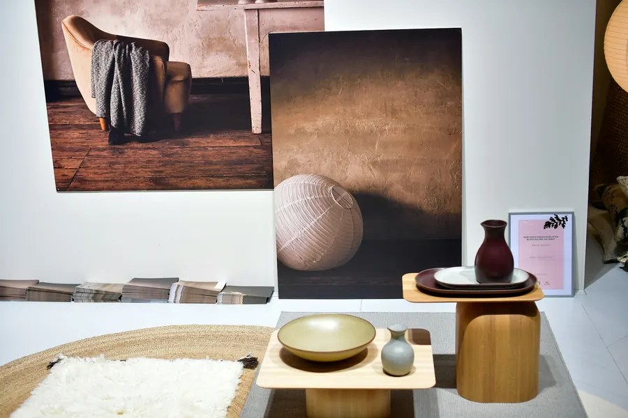 Étagères d'exposition avec poteries et objets en céramique