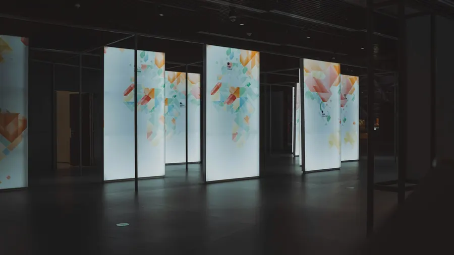 Stand modulable en cadres aluminium et toiles imprimées, comptoir d'accueil