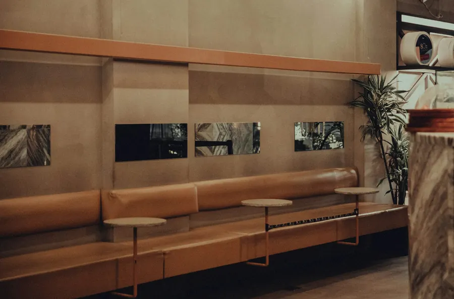 Salle de brasserie, long comptoir en chêne et banquettes