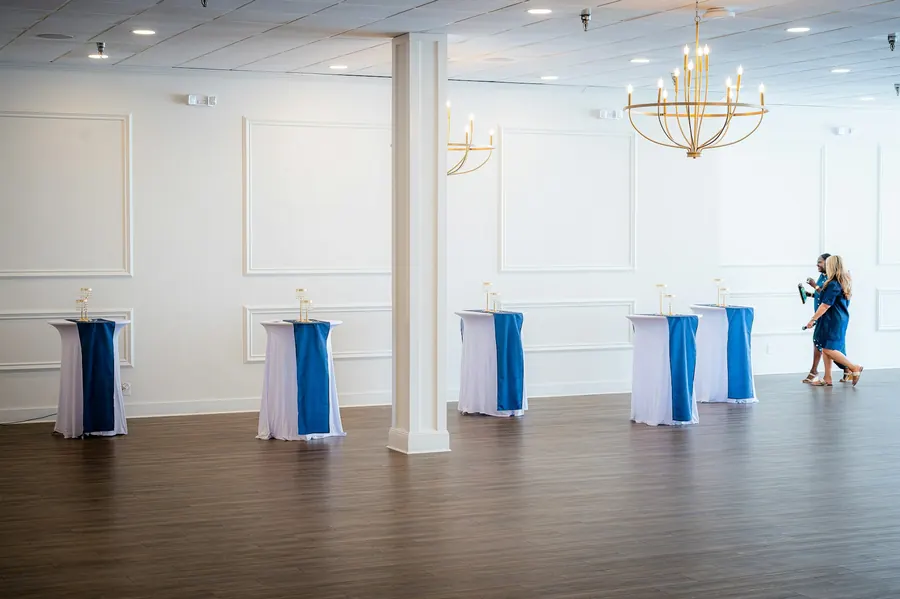 Salle vide en préparation avec tables hautes, l'après-midi, sans matériel sonore