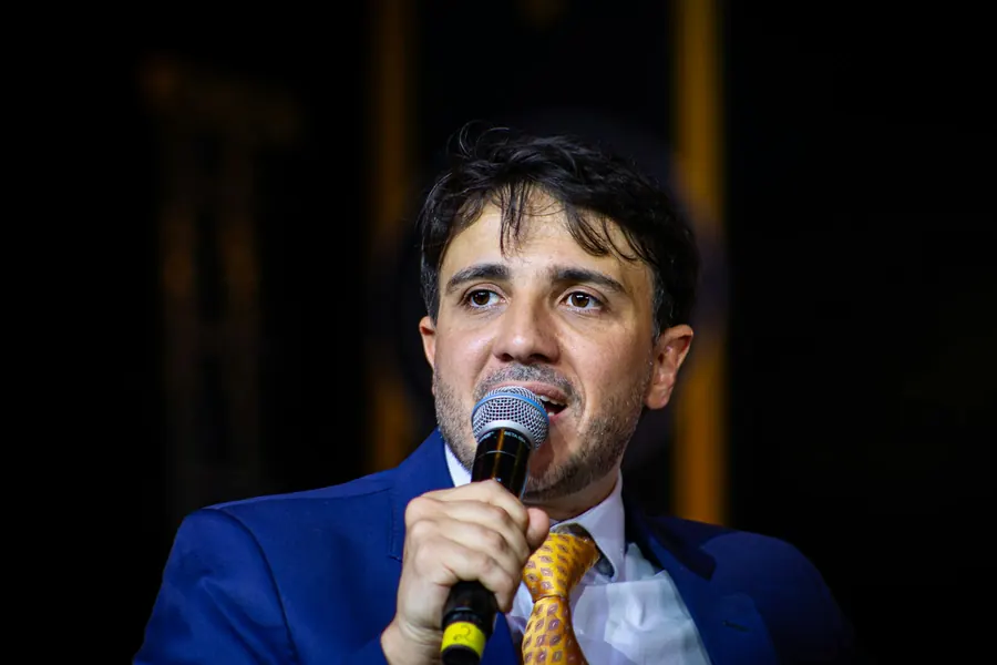 Témoin qui fait son discours au micro sans fil, invités attablés