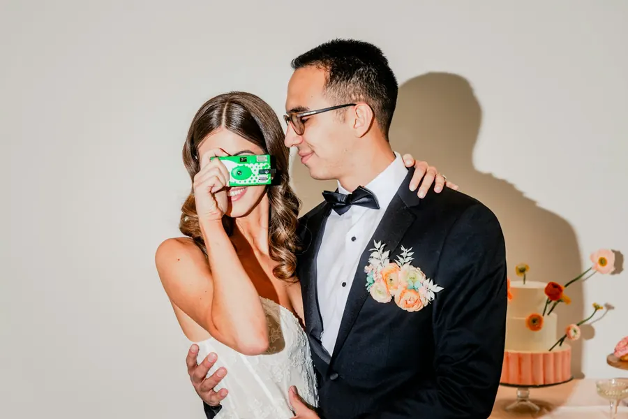 Invités devant le photobooth avec accessoires, tirage papier qui sort