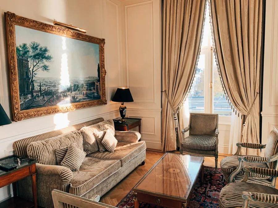 Séjour lumineux d'appartement ancien, parquet, porte-fenêtre ouverte sur un balcon
