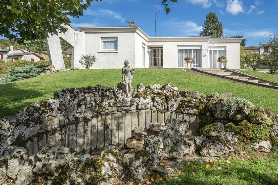 Maison de plain-pied récente, jardin arboré, lumière douce
