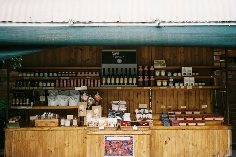 Étagères de pots de miel dans une petite boutique de miellerie